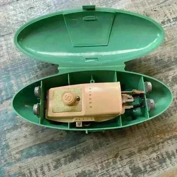 Vintage Singer Buttonholer, Jadite Green Case, Circa 1960’s, Vintage - Picture 3 of 12